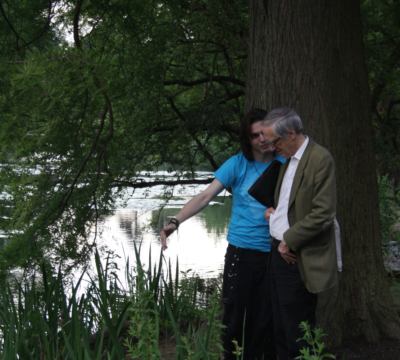 Shaun Chamberlin and David Fleming at Kew Gardens, beside a lake and under a swamp cypress